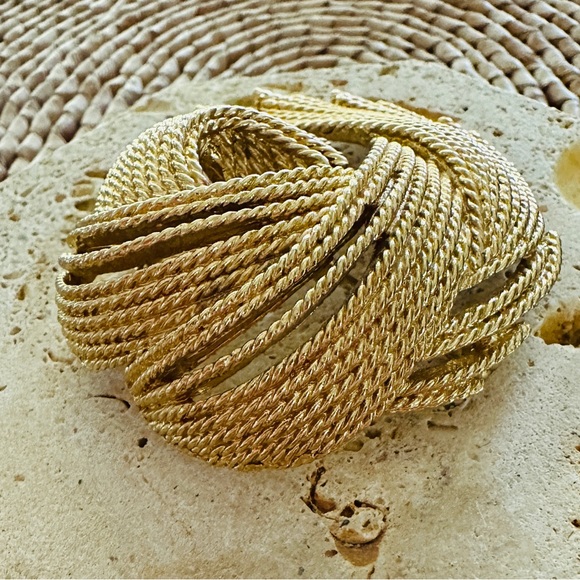 Monet Pin/Brooch Gold Tone Swirl Feather Rope Large 2.5x2” - Picture 2 of 11